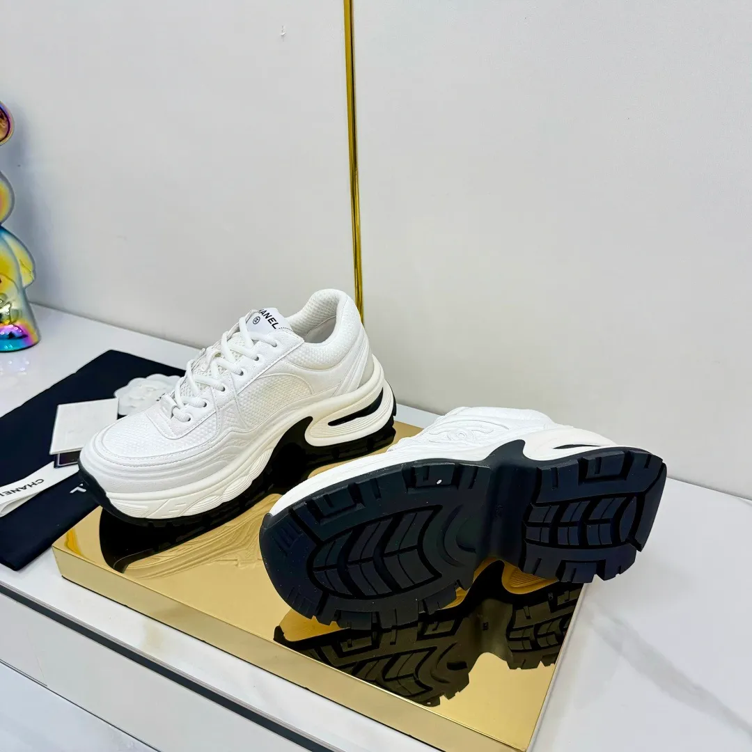 👟👟Ex-factory price 680👟👟 Upgraded version, upgraded version, upgraded version! No rebuttal accepted! ! ! ! Chanel Chanel panda shoes! 2025 counter's top casual sports shoes. This classic design; the upper is electro-embroidered with a variety of techniques; the outsole is fashionable and sporty; the unusual inclusion of a variety of color matching elements... The diversified mix and match is very good-looking and versatile, and can be used for leisure, fashion, sports, and outdoor... ꫛꫀꪝ Go➫ Materials: ❶Upper made of: original imported first-layer silk cowhide + original waterproof cloth + original first-layer cowhide ❷Inner lining: Original Yangli+Net ❸Outsole based on: Original TPU combination outsole Counter boutique packaging complete set for women 35–41 👉 👉 👉 👉